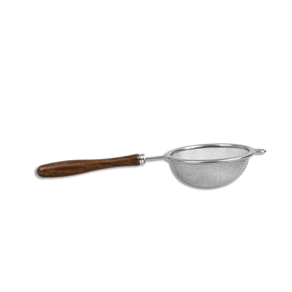 Finmasket matcha sil i metall med tradisjonelt trehåndtak