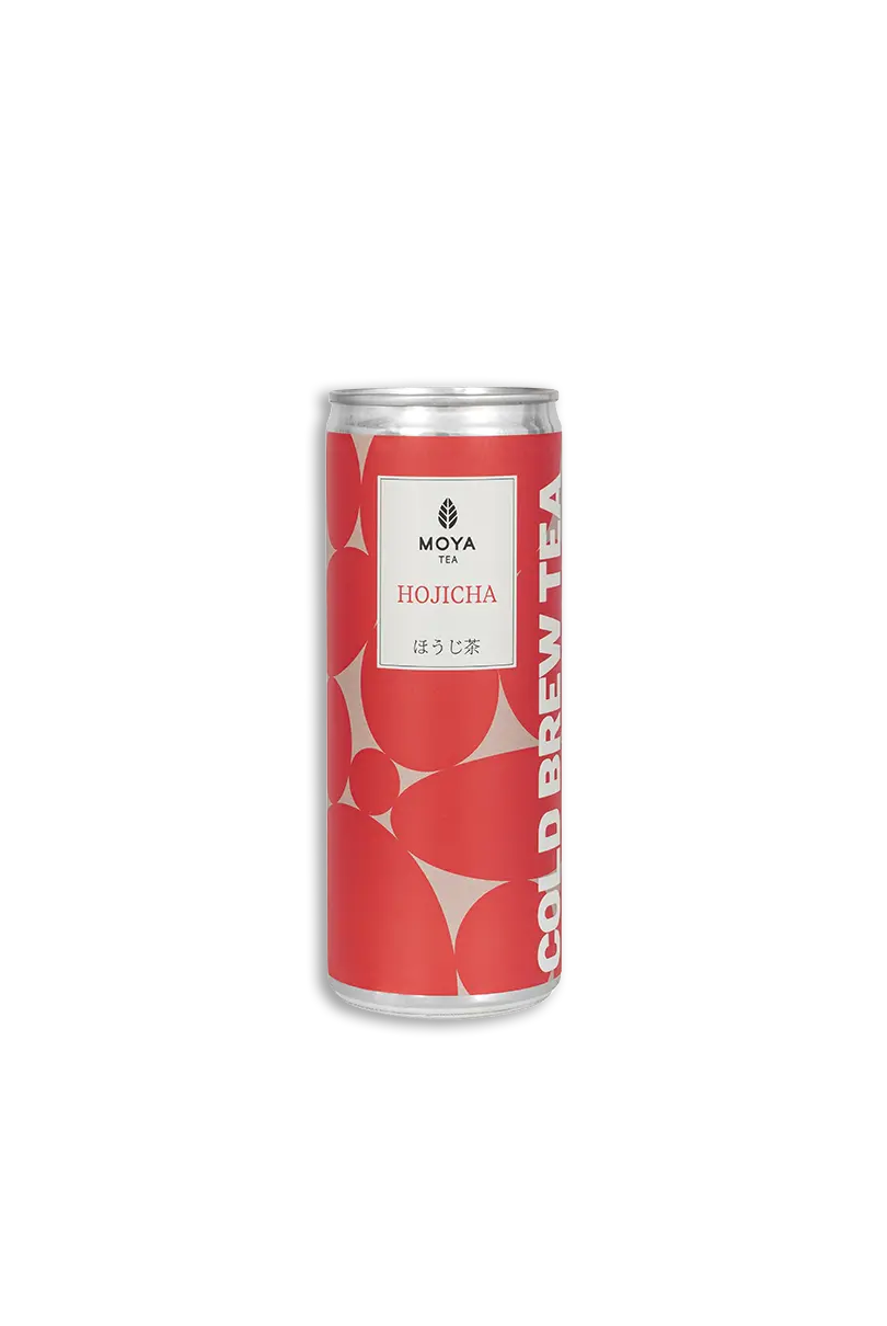 En tynn aluminiumsboks med Moya Hojicha Cold Brew Tea (330 ml) med et grafisk mønster i rødt og rosa, vist sentrert på en ren, hvit bakgrunn.