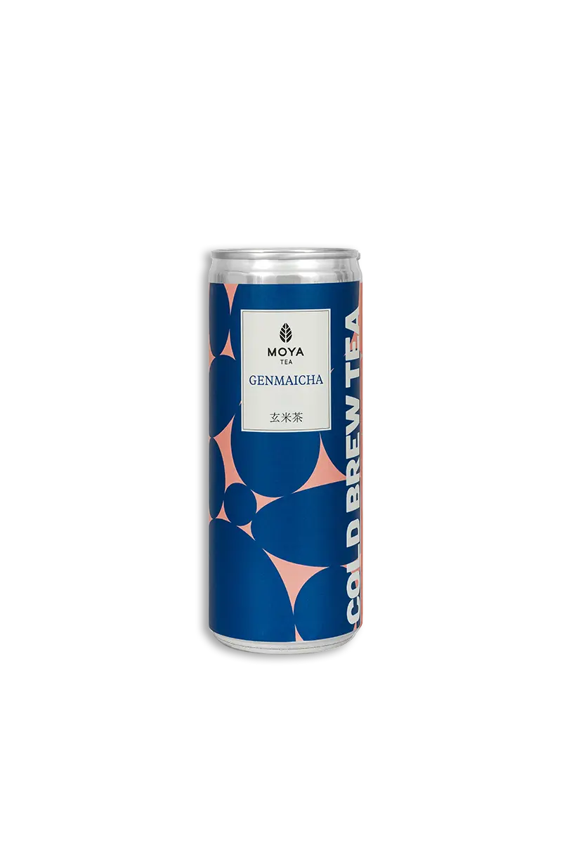 En tynn aluminiumsboks med Moya Genmaicha Cold Brew Tea (330 ml) med et grafisk mønster i mørkeblått og rosa, vist sentrert på en ren, hvit bakgrunn.