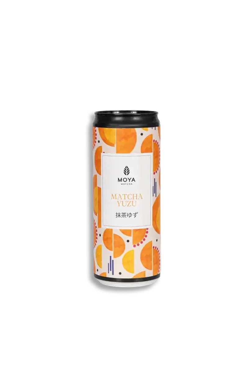 En tynn aluminiumsboks med Moya Matcha Yuzu (330 ml) med et grafisk mønster i friske grønne og gule toner, vist sentrert på en ren, hvit bakgrunn.