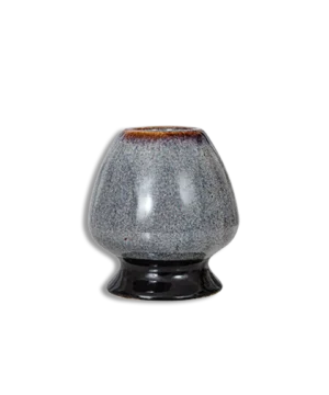 Svart Naoshi matcha vispholder i porselen for oppbevaring av bambusvisp