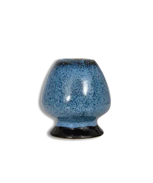 Svart Naoshi matcha vispholder i porselen for oppbevaring av bambusvisp